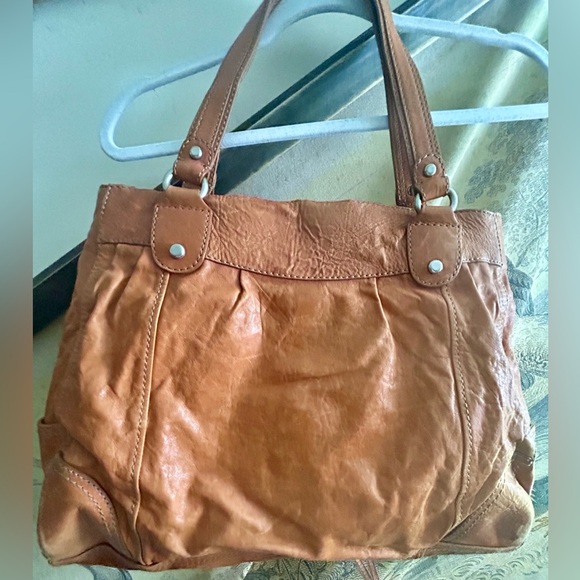 Fossil Distressed Leather Large Shoulder Bag Key Charm - Picture 4 of 14